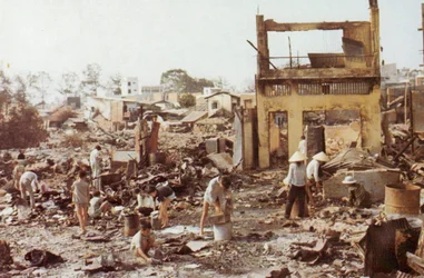 Zivilisten durchsuchen die Ruinen ihrer Häuser in Cholon, dem schwer beschädigten chinesischen Viertel von Saigon, Tet-Offensive, Vietnamkrieg, 1968